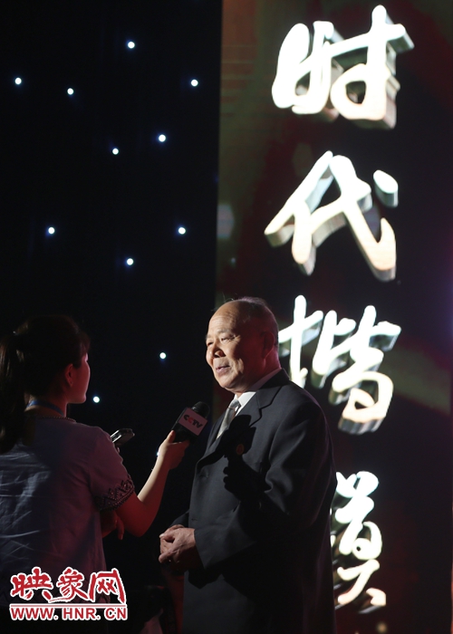 河南鄧州“編外雷鋒團”團長宋清梅，在“時代楷?！卑l(fā)布廳接受中央媒體現(xiàn)場采訪。
