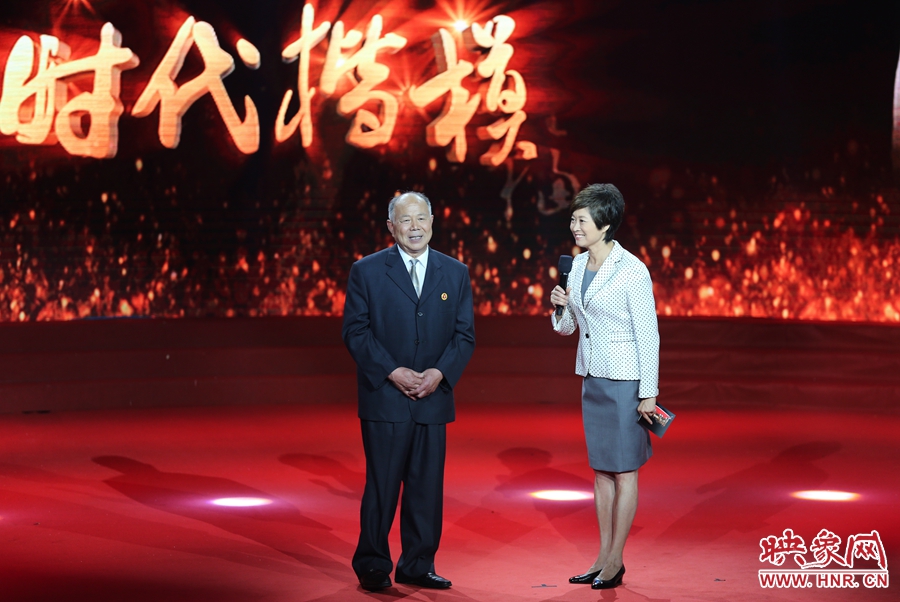 河南鄧州“編外雷鋒團”團長，在“時代楷?！卑l(fā)布廳接受敬一丹訪問。
