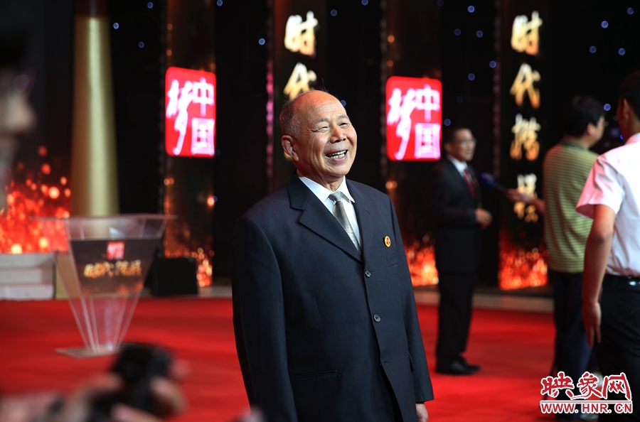 河南鄧州“編外雷鋒團”被中宣部授予“時代楷模”榮譽稱號，團長宋清梅非常激動和高興。