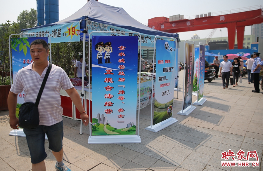 攤位被“圍觀”后，沒有一單生意，過往市民叫好。