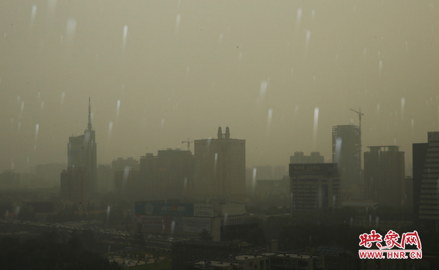 17時29分,鄭州強降雨,紫荊山附近的市民真切地感受到了什么叫大雨傾盆。