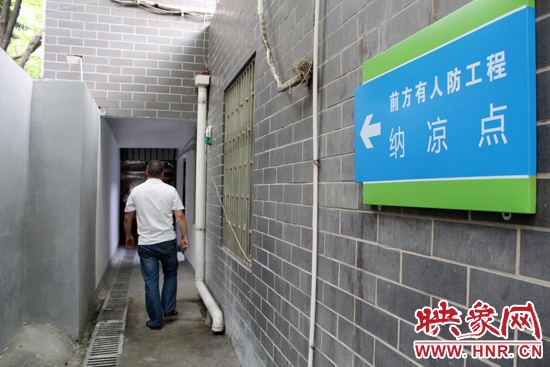 在每一處納涼點(diǎn)均有醒目標(biāo)志，市民可就近前往。