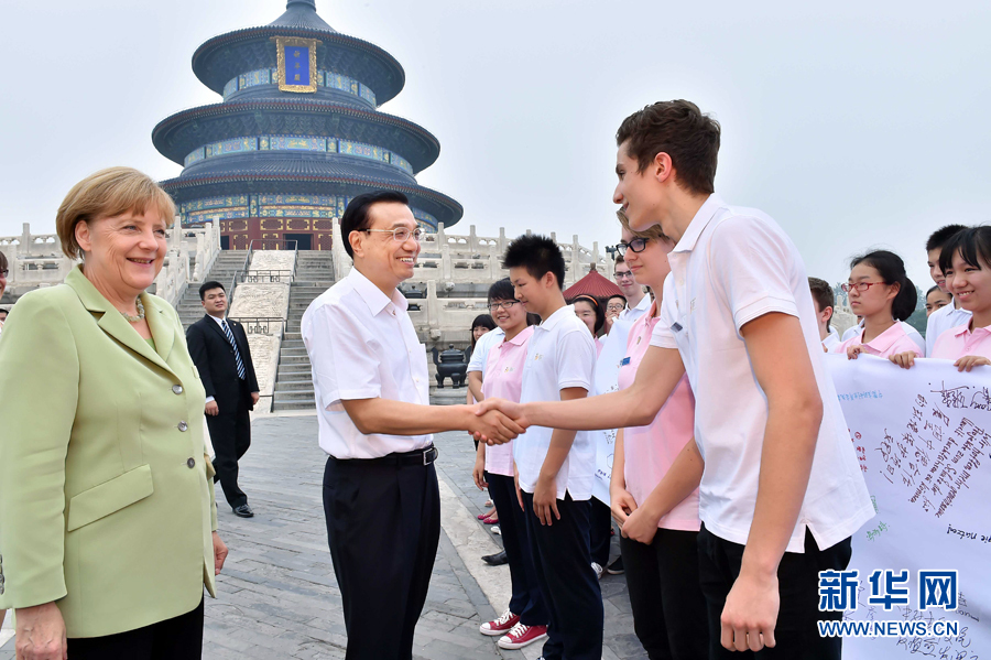 李克強(qiáng)同默克爾與青少年代表親切交流。