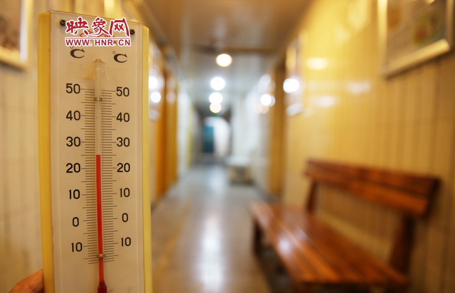 金水區(qū)人防辦（珠江琴行）納涼處溫度為25度。
