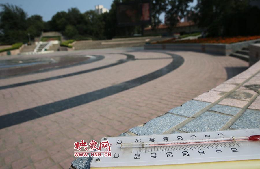 7月8日下午15時46分，紫荊山公園地表溫度為42度（溫度計放置地面測量），比人防納涼處高17度。