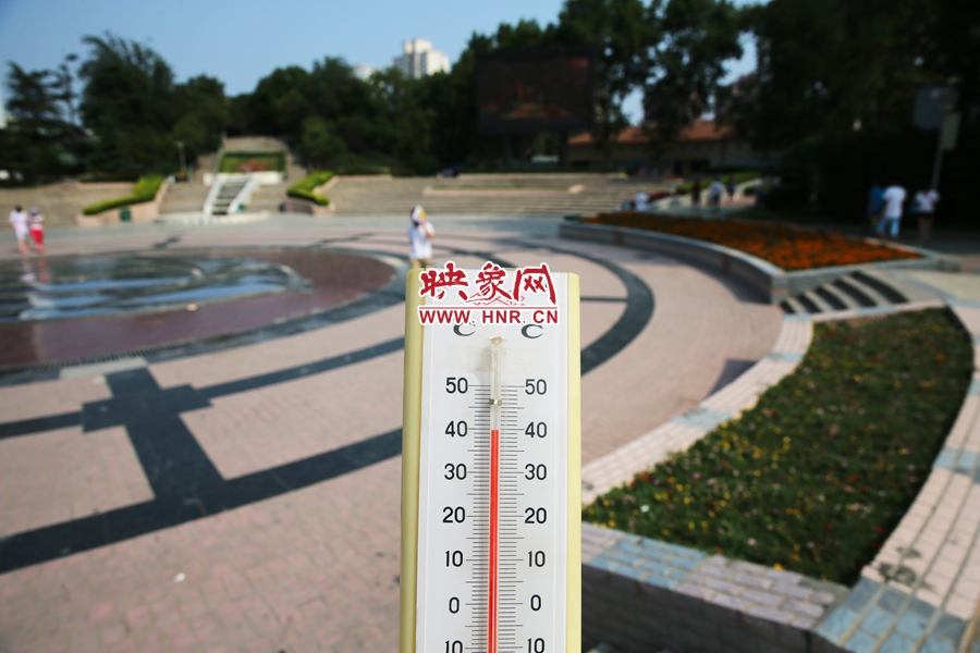 7月8日下午，紫荊山公園氣溫為39度（溫度計懸空測量），相比人防納涼處高14度。