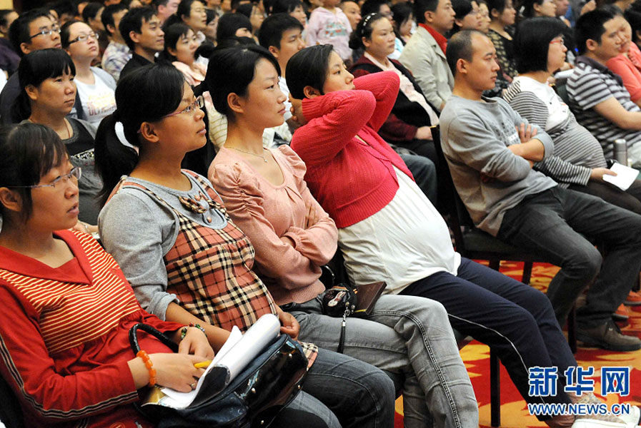 “準(zhǔn)媽媽”和“準(zhǔn)爸爸”們在鄭州市舉行的一場金色“孕”律音樂會現(xiàn)場欣賞搖籃曲（2011年5月8日攝）。