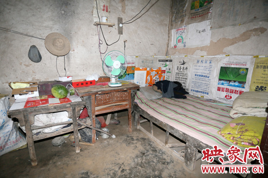 老人的居住條件十分簡陋。