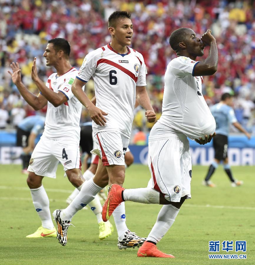 6月14日，哥斯達(dá)黎加隊(duì)球員喬·坎貝爾（右一）進(jìn)球后將足球塞進(jìn)衣服內(nèi)慶祝。
