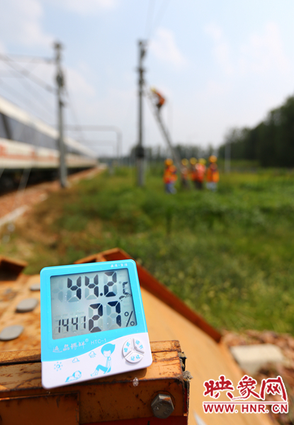 剛開始工作20分鐘，戶外溫度已經(jīng)達到44.2℃