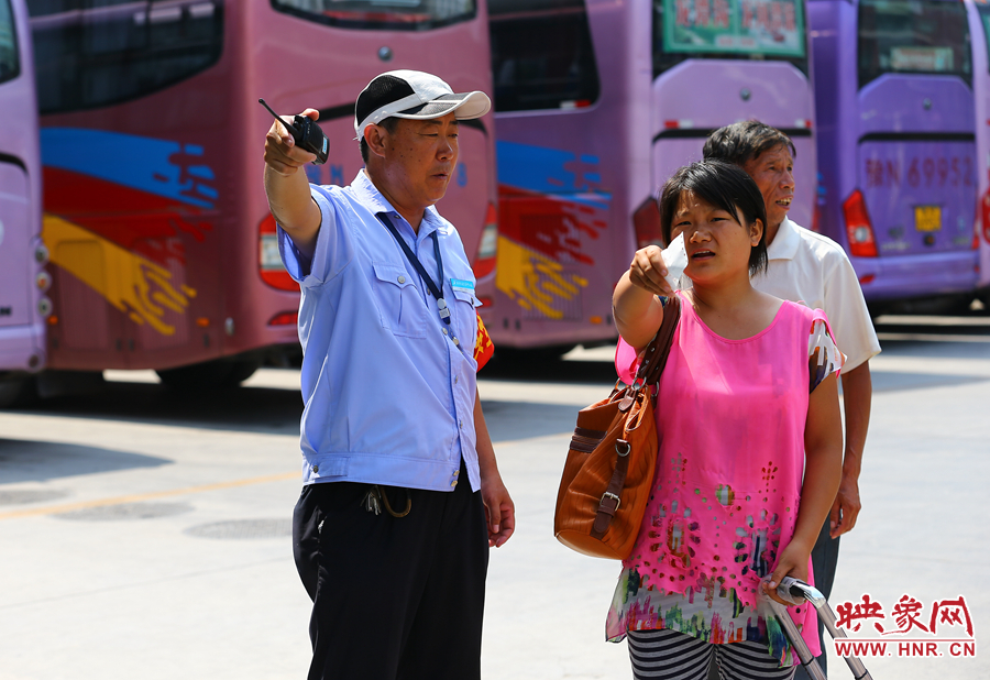 指揮調(diào)度期間，不停的有乘客咨詢乘車(chē)問(wèn)題，調(diào)度員都是耐心的給他們解答
