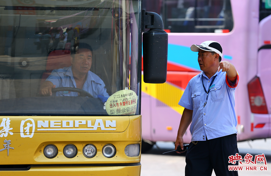 車(chē)場(chǎng)內(nèi)眾多汽車(chē)發(fā)動(dòng)機(jī)的噪音，使得調(diào)度員和司機(jī)交流都需要加大音量