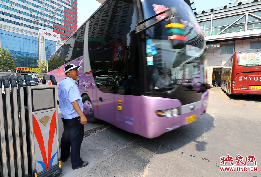 車(chē)場(chǎng)內(nèi)車(chē)輛順暢時(shí)，調(diào)度員還要在門(mén)口迎車(chē)指揮