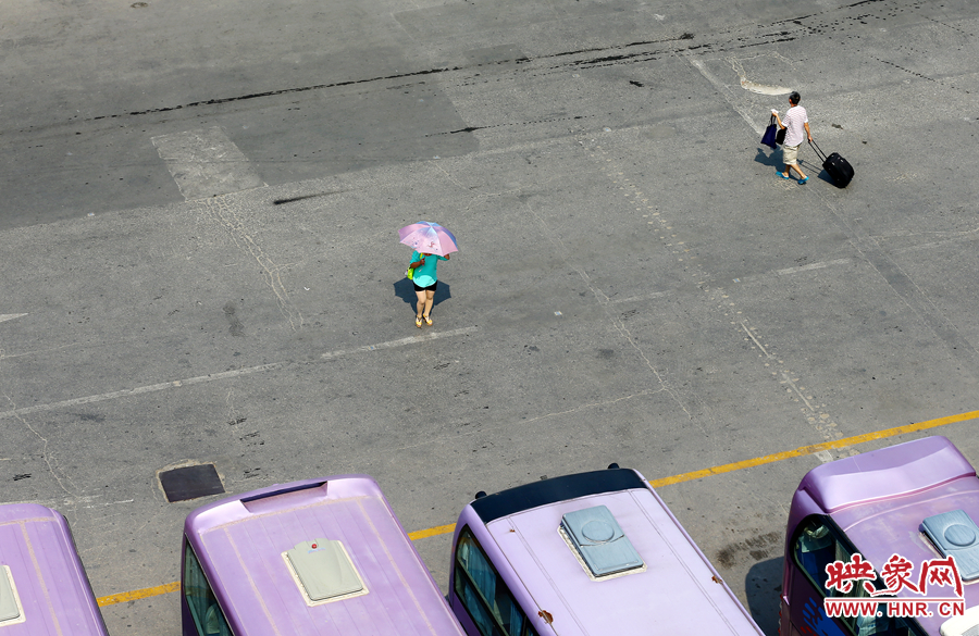 酷暑的陽(yáng)光，常常曬化車(chē)站內(nèi)地面的瀝青，乘車(chē)的旅客都是匆匆而過(guò)，不愿過(guò)多停留。