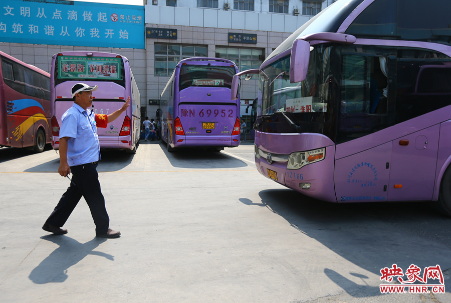 龐大的長(zhǎng)途客車(chē)，在調(diào)度員的指揮下井井有條