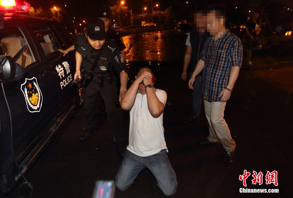 7月24日晚,南京警方將查獲的酒后駕駛車(chē)輛的男子控制后,該男子的同伴跪地求情。