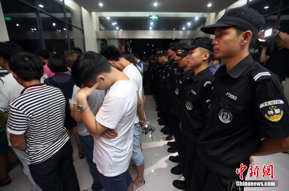 7月24日晚,南京警方將抓獲的以福建、江西、河南、湖北、黑龍江等多個(gè)外省市的涉及傳銷(xiāo)人員集中帶回。