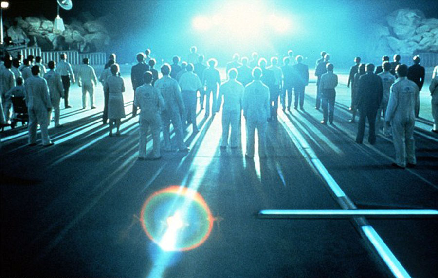 攝影師拍攝到的圖片看上去像科幻電影《第三類接觸》中外星人登陸地球的畫面。