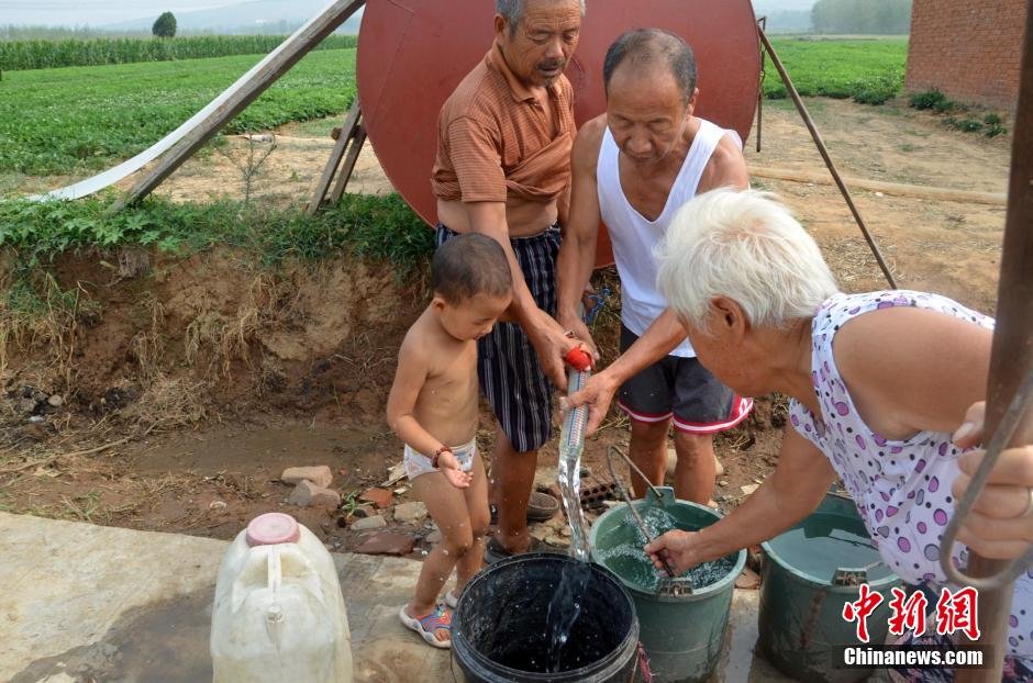 逾1200位村民只能依靠當(dāng)?shù)厮块T新打的一口深80米的機(jī)井取水飲用。