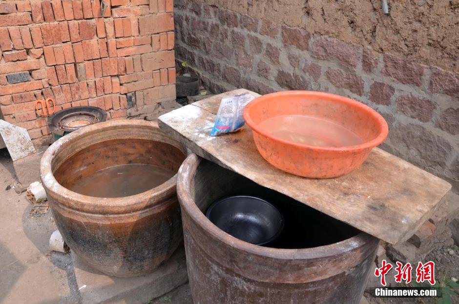 每天排隊(duì)取水，廢水循環(huán)使用已成為該村老少的生活習(xí)慣。