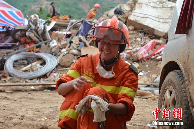 2014年8月5日，女兵在云南魯?shù)辇堫^山鎮(zhèn)廢墟中搜救被困者。