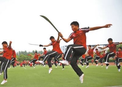 7月1日學(xué)員乘坐20多輛大巴奔赴南京適應(yīng)場(chǎng)地和排練節(jié)目,每天武術(shù)基本功訓(xùn)練必不可少。