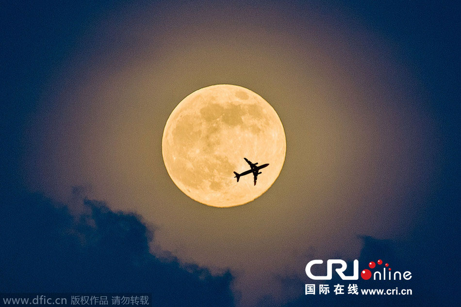 8月10日，19點15分，深圳上空的超級月亮。圖片來源：鄧飛/東方IC