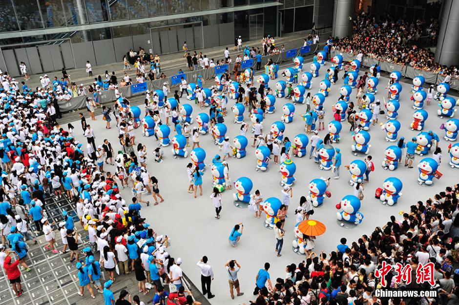 圖為成都民眾狂熱追捧哆啦A夢。