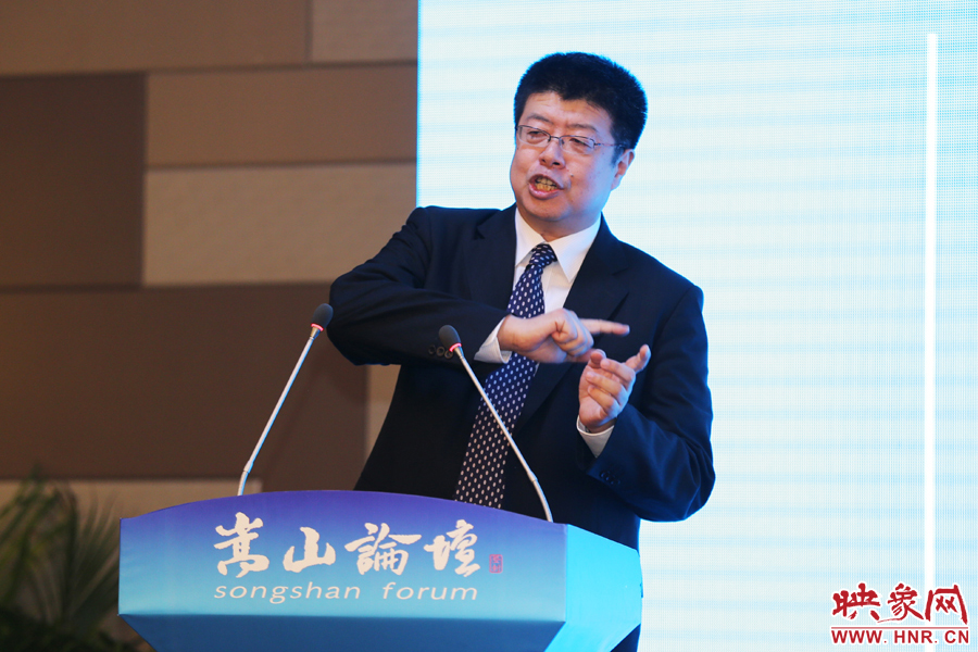 北京大學(xué)文化資源研究中心主任張頤武演講。