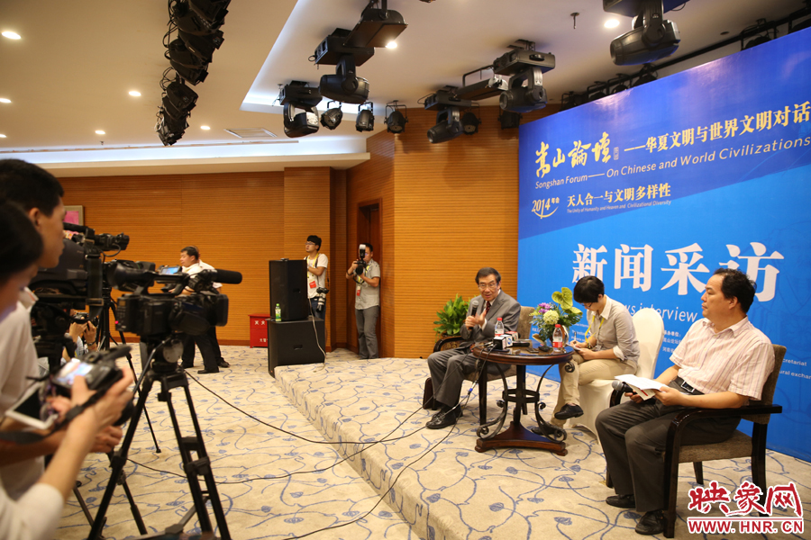 嵩山論壇新聞采訪現(xiàn)場。