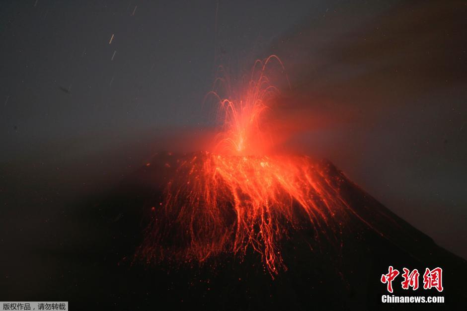 當(dāng)?shù)貢r(shí)間8月24日，厄瓜多爾通古拉瓦火山噴發(fā)，熔巖噴出宛如末世。