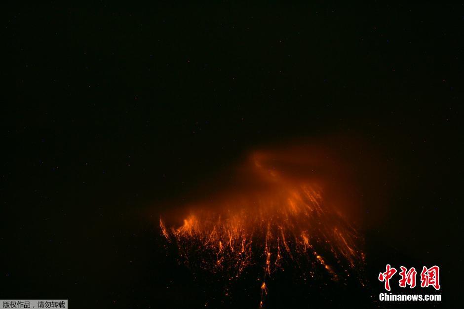 當(dāng)?shù)貢r(shí)間8月24日，厄瓜多爾通古拉瓦火山噴發(fā)，熔巖噴出宛如末世。