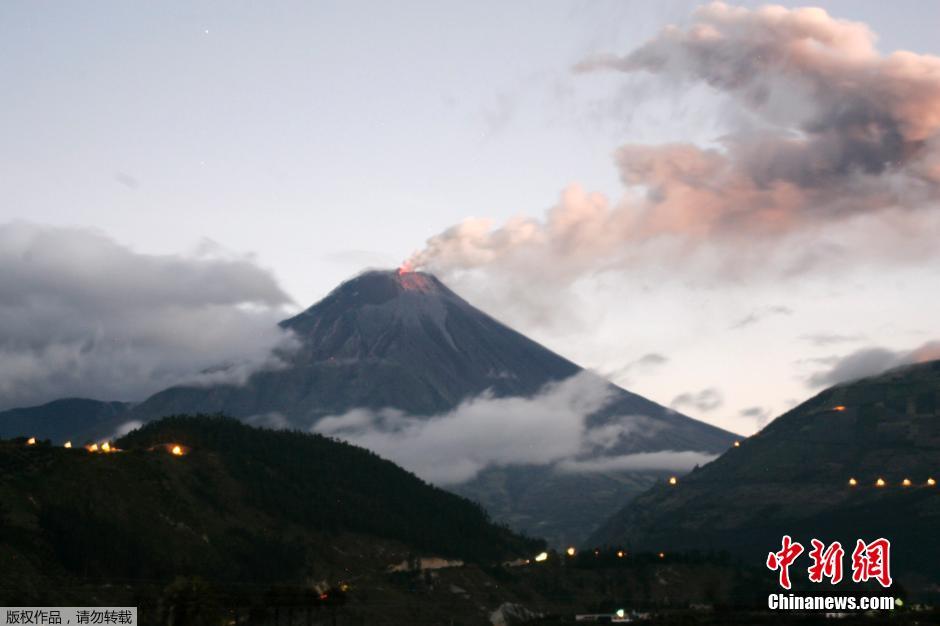 當(dāng)?shù)貢r(shí)間8月24日，厄瓜多爾通古拉瓦火山噴發(fā)，熔巖噴出宛如末世。