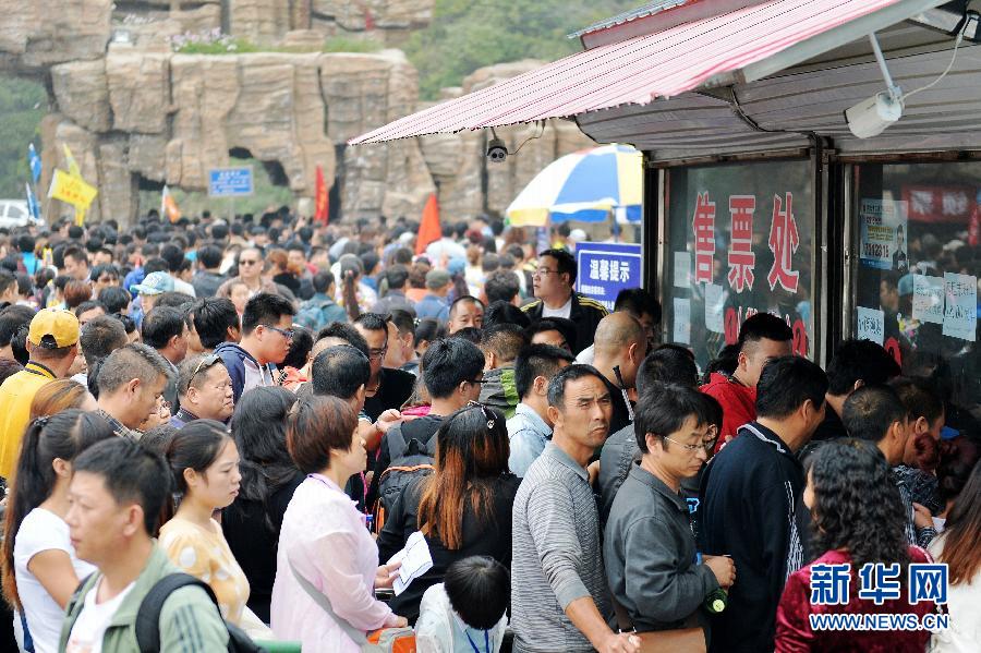  9月21日，游客在河北淶源白石山景區(qū)售票處購(gòu)票。