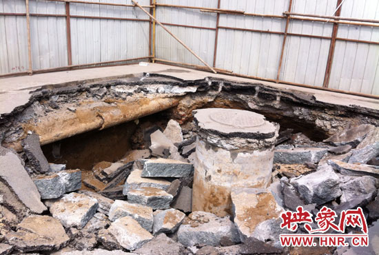 此次路面塌陷的直徑約為3米，深度有2米左右，坑內(nèi)布滿了碎石，路面下方20厘米左右。
