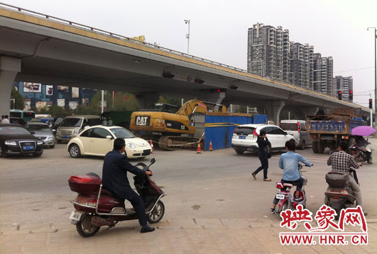 此次塌陷位于鄭州市西三環(huán)與中原路交叉口東側(cè)路西，對交通影響明顯。