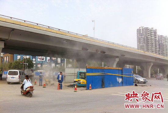 施工單位對塌陷處進(jìn)行路面切割，造成路面塵土飛揚(yáng)。