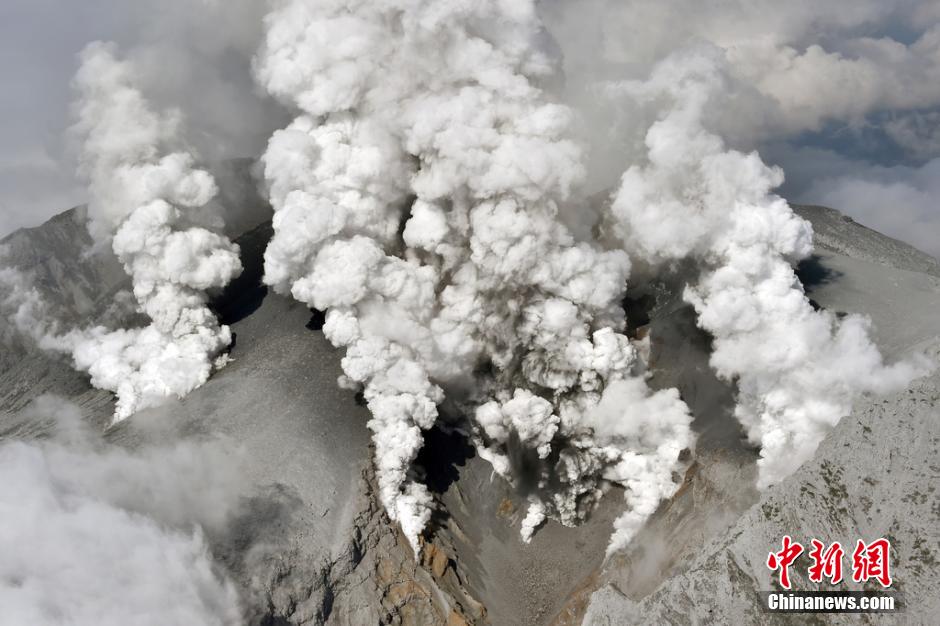 當地時間2014年9月27日，日本中部御岳山發(fā)生噴發(fā)，或已造成數人受傷。