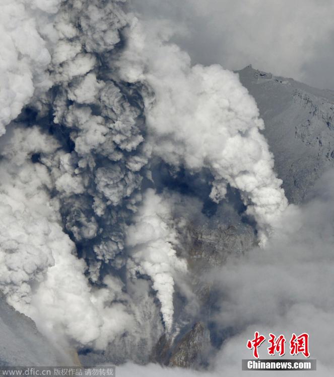 當地時間2014年9月27日，日本中部御岳山發(fā)生噴發(fā)，或已造成數人受傷。