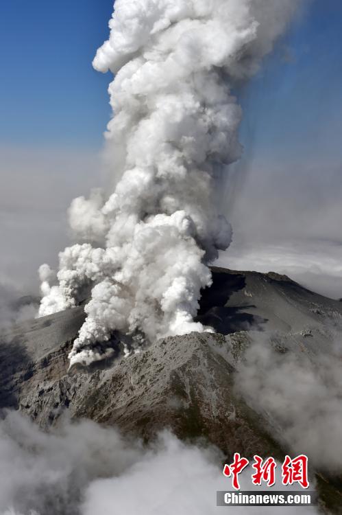 當地時間2014年9月27日，日本中部御岳山發(fā)生噴發(fā)，或已造成數人受傷。