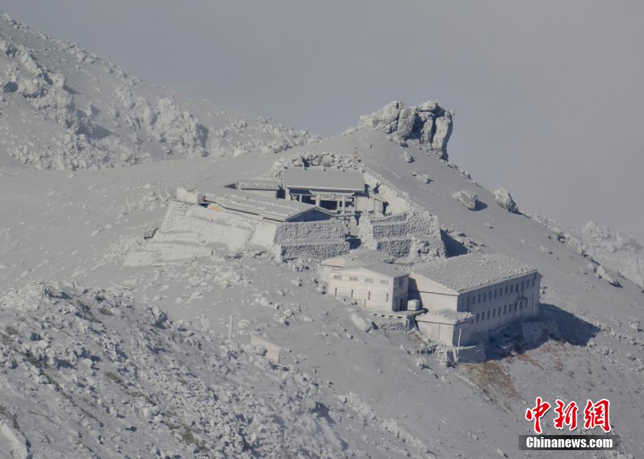當地時間2014年9月27日，日本中部御岳山發(fā)生噴發(fā)，或已造成數人受傷。