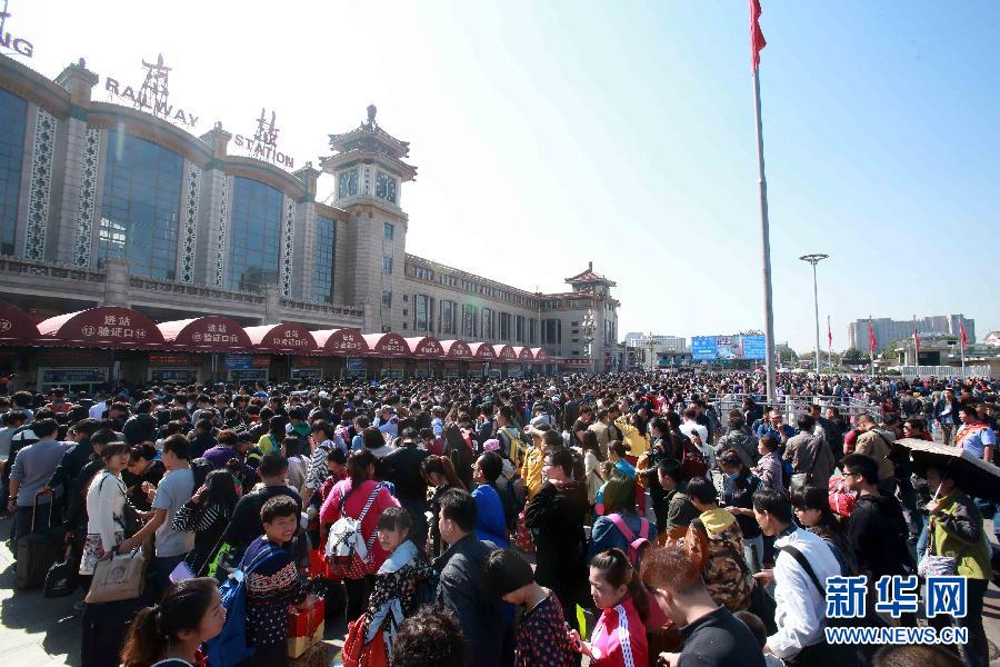  10月6日，在北京火車站，人們排隊(duì)進(jìn)站。