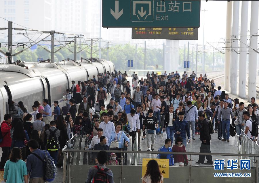 10月6日，無錫火車站站臺上人頭攢動(dòng)。