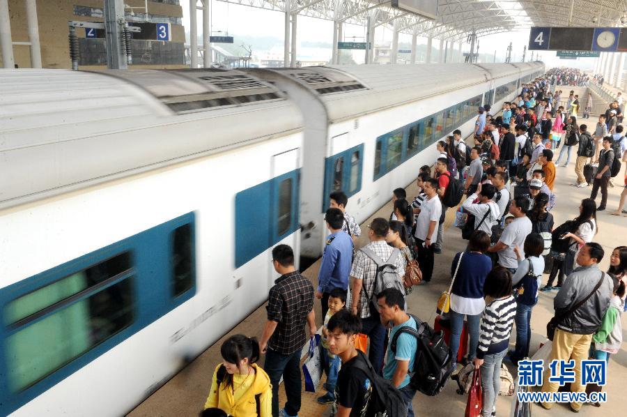 10月6日，在安徽銅陵火車站，大批旅客在站臺上等候乘車。