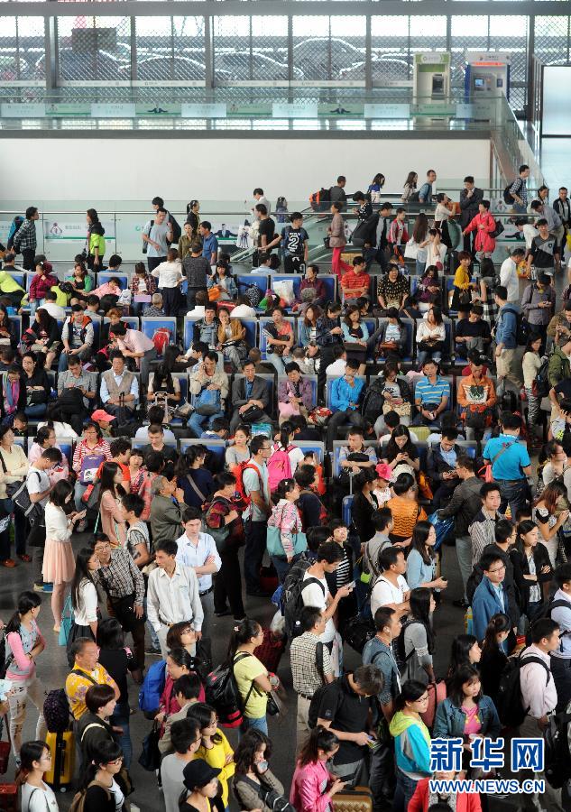 10月6日，旅客在蘇州火車站候車大廳等候乘車。