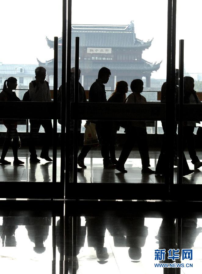 10月6日，旅客排隊(duì)進(jìn)入蘇州火車站二樓候車大廳。