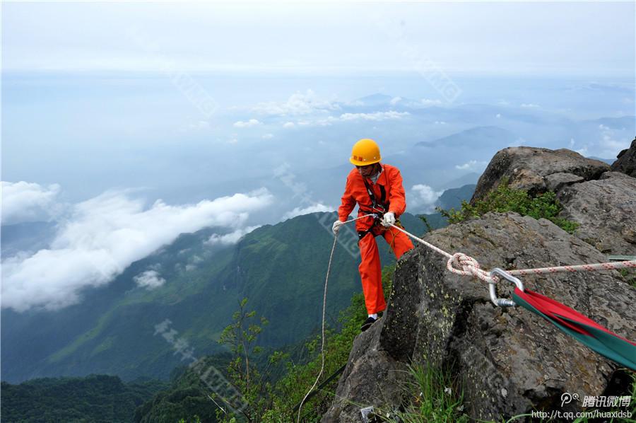 10月5日，峨眉山景區(qū)清潔工彭文才下到巖壁清理游客丟棄的垃圾。