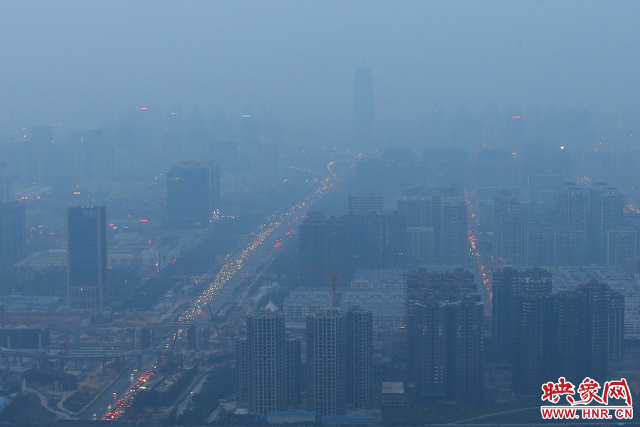 18：07鄭州被霧霾包裹著，不遠(yuǎn)處的建筑隱約可見。