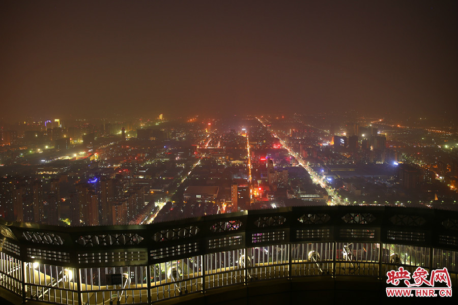18：40鄭州沉浸在一片霧霾中，都市的燈光霧蒙蒙的，夜空看不到月亮的蹤跡。