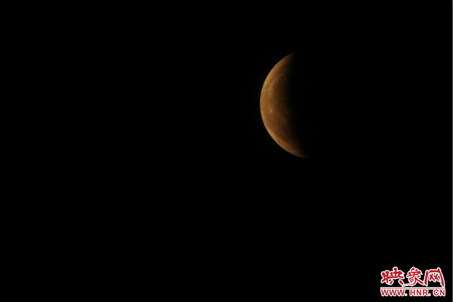 19：47夜風(fēng)吹散了霧霾，月亮漸露芳容。